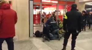 Torino, arrestato nigeriano. I passanti filmano e la polizia: "Perché li difendete sempre?"