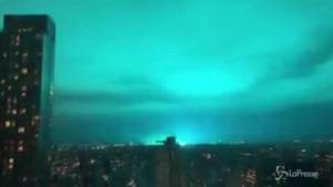 New York, esplosione nel Queens: il cielo si tinge di blu fosforescente