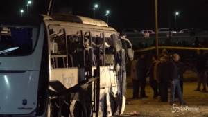 Egitto, 4 morti nell'esplosione di un bus turistico vicino alle Piramidi