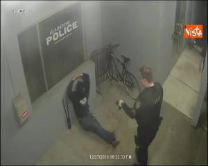 Ladro incauto tenta di rubare bici davanti alla stazione di polizia in USA