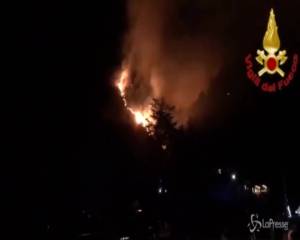 Varese, incendio sul monte Màrtica: bruciati 50 ettari di bosco