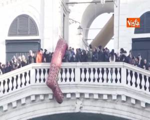 Le Befane a Venezia si sfidano in una regata sul Canal Grande 