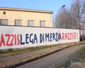 Lega, scritte con insulti sui muri della sede in via Bellerio