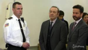 Kevin Spacey all'udienza per aggressione sessuale, libero su cauzione