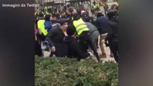 Gilet gialli: violenze contro giornalisti, pestaggi a Rouen