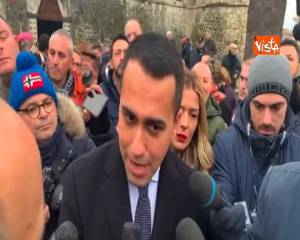 Banche, Di Maio: “Sospendere 30% stipendio banchieri responsabili”