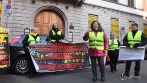 Milano, i gilet gialli in piazza davanti alla Goldman Sachs OK