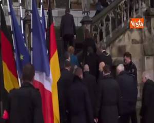 Trattato Francia-Germania ad Aquisgrana, fischi e contestazioni all’arrivo di Merkel e Macron 