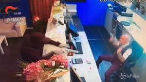 Si fingevano carabinieri per rapinare case e negozi, 6 arresti a Napoli