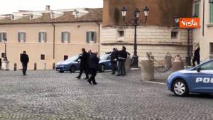 Shoah, Salvini lascia il Quirinale, un poliziotto lo ferma per un selfie