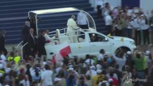 Bergoglio sfila per le strade di Panama