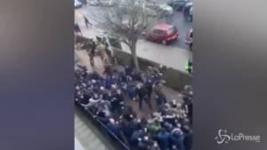 Millwall-Everton, botte da orbi prima della partita