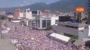 Venezuela, in migliaia in piazza contro Maduro. Le immagini