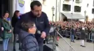 Il piccolo Armando con Salvini sul palco