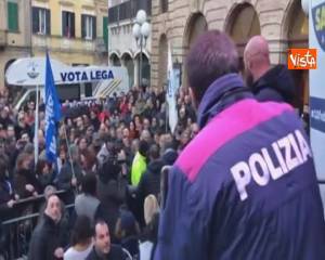 Salvini in Abruzzo, un uovo manca il ministro: "Imbecille, mia nonna ti avrebbe dato due schiaffi"