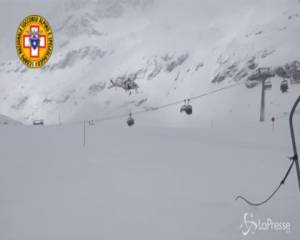 Cervinia, l'evacuazione della seggovia bloccata