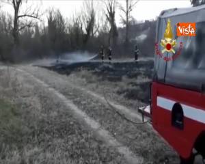 Sottobosco in fiamme in provincia di Ancona, le immagini delle operazioni di spegnimento