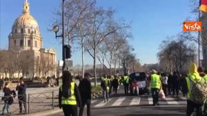 Gilet gialli, cori e cartelli contro Macron durante la manifestazione a Parigi