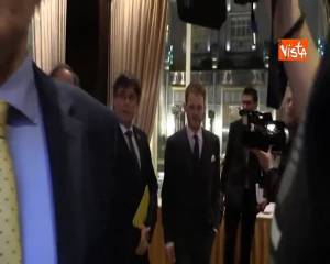 Leader catalani Puigdemont e Torra in conferenza a Bruxelles, l’applauso dei presenti al loro arrivo