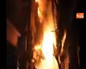 Tragedia in Bangladesh, muoiono in 80 per vasto incendio a Dacca