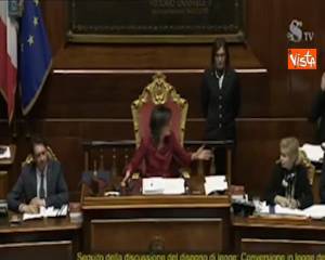 Decretone, interviene Taverna ed è bagarre in Aula del Senato