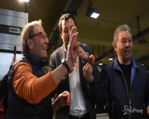 Salvini: brindisi a Cagliari e selfie con il gamberetto