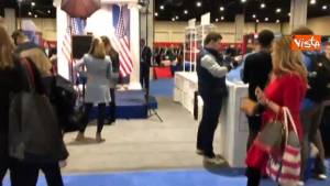 Cpac 2019, tutti in fila per una foto ricordo sulla riproduzione del podio di Trump