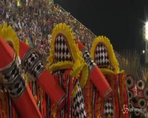 Ultima notte in maschera a Rio, la sfilata che chiude il Carnevale