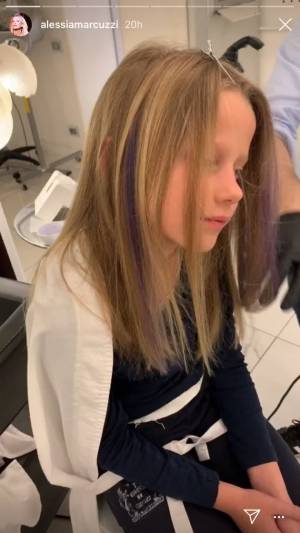 Alessia Marcuzzi si rilassa dal parrucchiere insieme alla figlia Mia