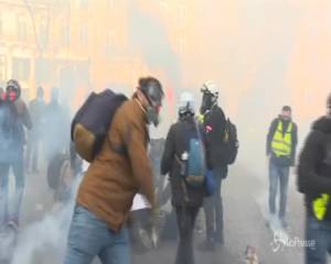 Gilet Gialli, la rabbia di Macron: "Inaccettabile"