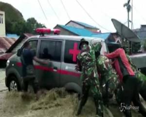 Alluvione Indonesia, i soccorsi nelle zone devastate a Papua