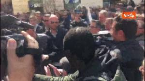 Migrante chiede selfie a Salvini e i due si danno il ‘cinque’ prima del comizio a Matera