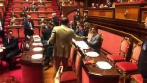 L'insulto a Toninelli in Aula: "Prendilo, cretino"