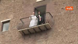 Raggi mostra a papa Francesco le bellezze di Roma dal balcone del suo studio