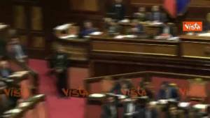 Legittima difesa approvata in Senato, Salvini applaude verso senatori M5s