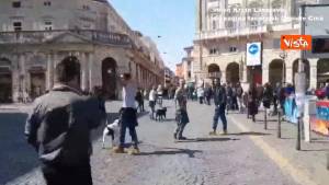 Scontro tra una poliziotta e un sostenitore di Salvini a Verona