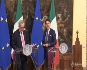 "Ci amiamo moltissimo", siparietto fuori programma Conte-Juncker