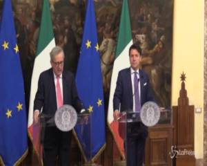 Juncker: "Non sono tra chi critica Italia per aver preso impegni con la Cina"