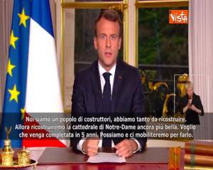 Incendio Notre Dame, Macron: “Ricostruiremo la cattedrale in 5 anni” 