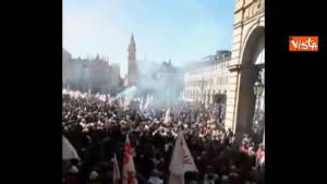 No Tav, fumogeni e decine di bandiere al corteo di Torino