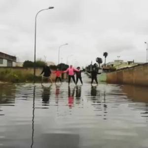 Brindisi, le strade si allagano i cittadini protestano con una lezione di acquagym