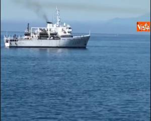 Migranti,  i 100 a bordo della nave della Marina Militare sbarcano a Genova