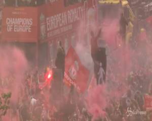 Liverpool in festa si tinge di rosso