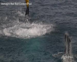 Tuffi spettacolari dalle scogliere di Polignano