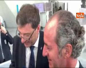 Giorgetti canta una canzone degli Abba nell'attesa del verdetto del Cio per le Olimpiadi del 2026 