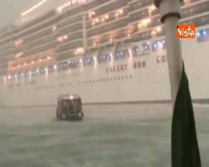  Nave da crociera perde controllo per il maltempo a Venezia e sfiora yacht ormeggiato 