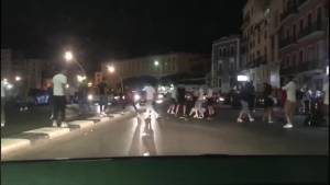 Rissa a Palermo: coinvolte decine di persone con calci e pugni in mezzo alla strada