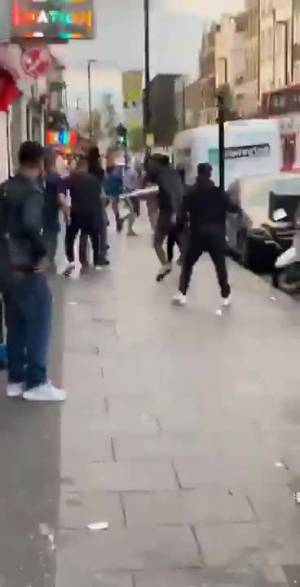 Londra, bande rivali si affrontano con coltelli, mazze e machete
