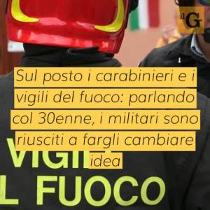 Non vuole il padre a casa, 30enne sequestra familiari e minaccia di bruciare l'abitazione