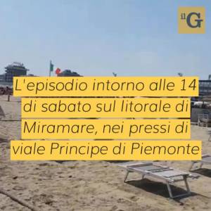 Atti osceni in spiaggia davanti alle donne. E il romeno filma tutto